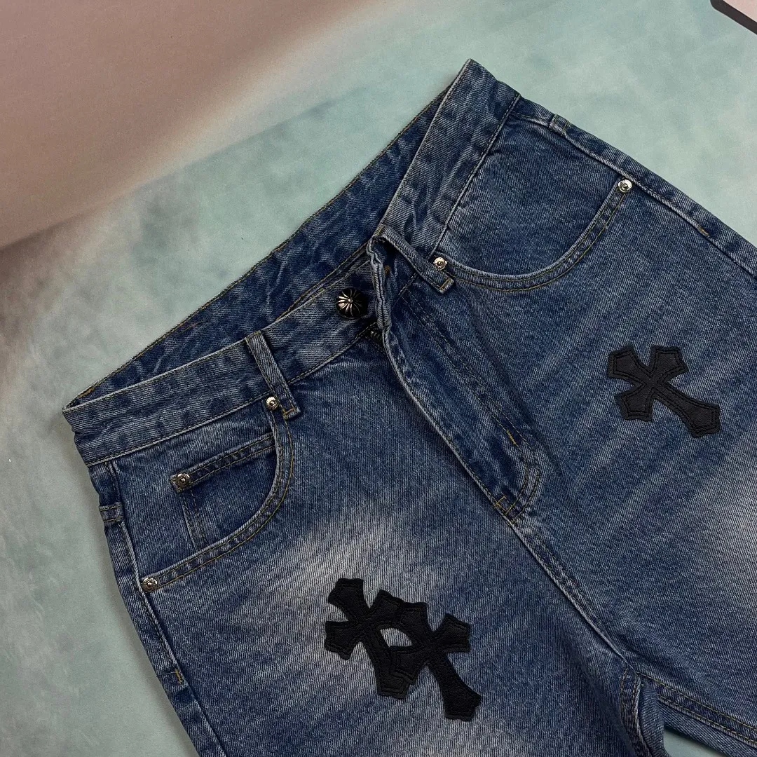 🅿️236 🔘Model No.-KL152 🔘Cro Heart𝐂𝐡𝐫𝐨𝐦𝐞 𝐇𝐞𝐚𝐫𝐭 Classic CH Dark Blue Cross-Patch Leather Jeans* Crow Heart’s classic dark blue cross-patch leather jeans, showing avant-garde aesthetics. Made from the finest denim fabrics, they are crisp, stylish and extremely wear-resistant. The iconic dark blue is uniquely washed, fades naturally, and is full of retro charm. Lambskin vegetable-tanned cross-piece leather has a fine texture and is carefully sewn by craftsmen to blend perfectly with denim. The straight version modifies the leg shape and is matched with exclusive metal accessories. It highlights the luxurious style in a low-key manner and is the ultimate embodiment of trend and quality.  Size: S M L XL (28.30.32.34) Color: Dark Blue
